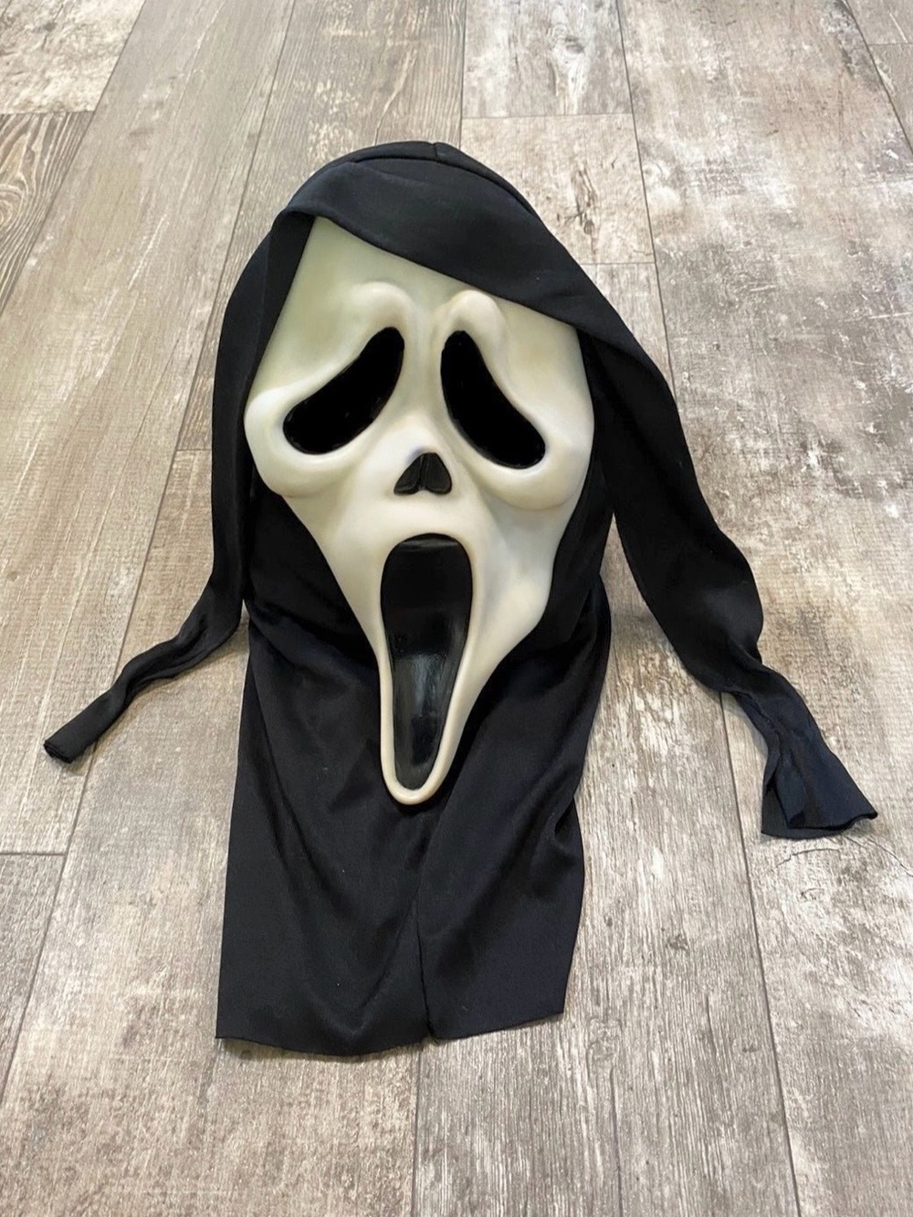 EASTER UNLIMITED INC Vintage Scream Face Ghost Face Mask Halloween Costume Adult